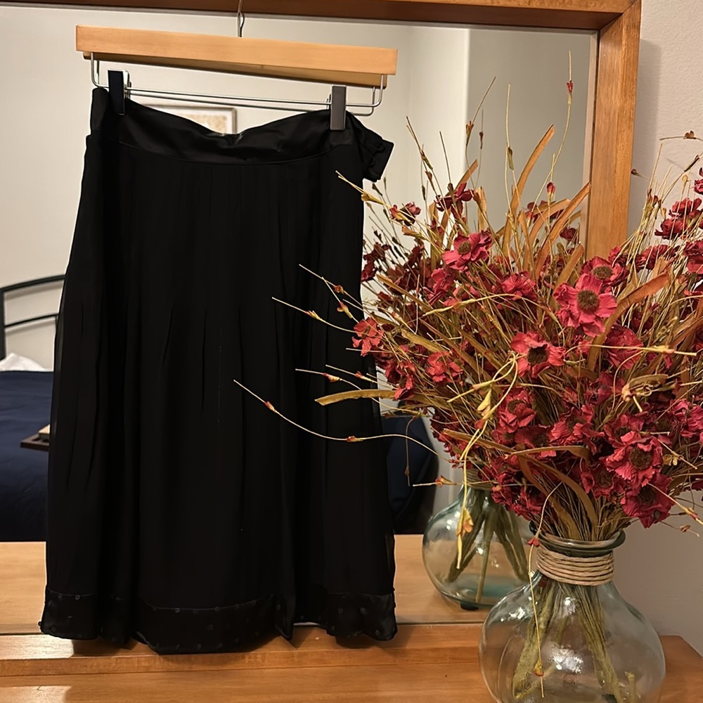 Worthingston black sequined skirt, size 6 with satin waistband and hem detail.